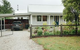 Dorothea- Stylishly Designed Home In Trentham